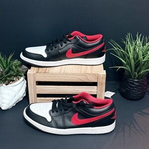 Nike Black and Red Men's Sneakers